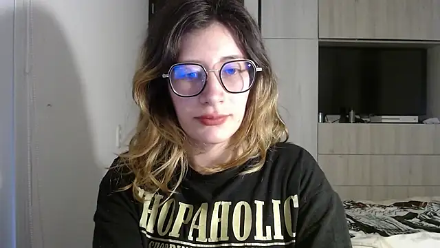 Snapshot of mariana124- chatting on 12.17.24 mariana124- online show from 12.17.24