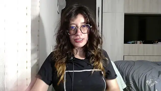 Snapshot of mariana124- chatting on 09.18.25 mariana124- online show from 09.18.25