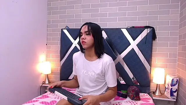 Snapshot of AndreaGil_ chatting on 12.24.24 AndreaGil online show from 12.24.24