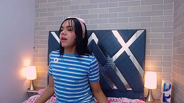 Snapshot of AndreaGil_ chatting on 12.30.24 AndreaGil online show from 12.30.24