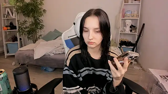 Snapshot of Viv_Player chatting on 12.20.24 Viv Player online show from 12.20.24