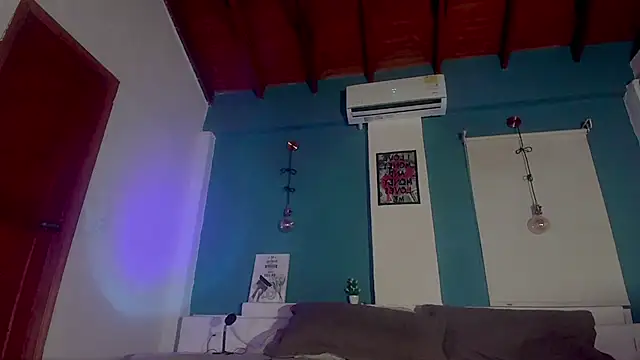 Snapshot of ariana-white- chatting on 10.22.25 ariana-white- online show from 10.22.25