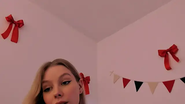 Snapshot of MiaDavis21 chatting on 12.22.24 MiaDavis21 online show from 12.22.24