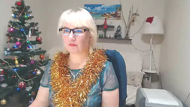 Snapshot of FleurMays chatting on 12.28.24 FleurMays online show from 12.28.24