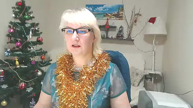 Snapshot of FleurMays chatting on 12.29.24 FleurMays online show from 12.29.24