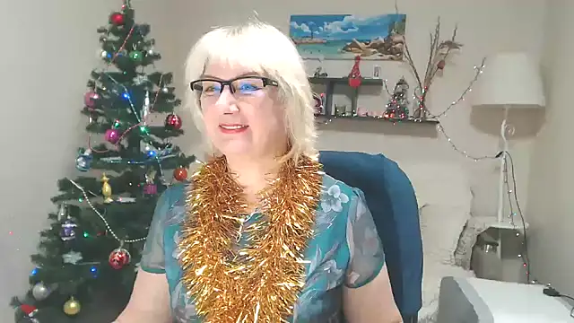 Snapshot of FleurMays chatting on 01.05.25 FleurMays online show from 01.05.25