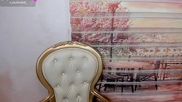 Snapshot of Leah_Sweetie chatting on 02.04.25 Leah Sweetie online show from 02.04.25