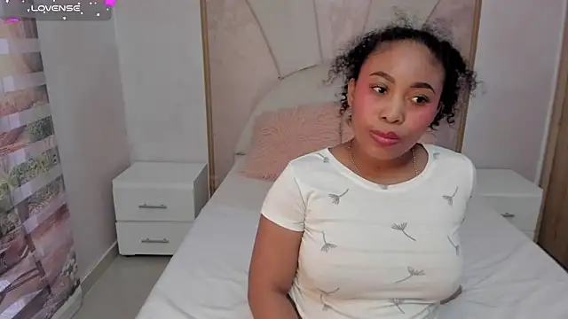 Snapshot of Leah_Sweetie chatting on 02.09.25 Leah Sweetie online show from 02.09.25