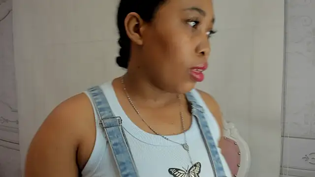 Snapshot of Leah_Sweetie chatting on 03.08.25 Leah Sweetie online show from 03.08.25