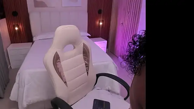 Snapshot of Leah_Sweetie chatting on 09.24.25 Leah Sweetie online show from 09.24.25