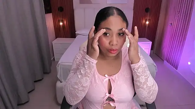 Snapshot of Leah_Sweetie chatting on 10.01.25 Leah Sweetie online show from 10.01.25