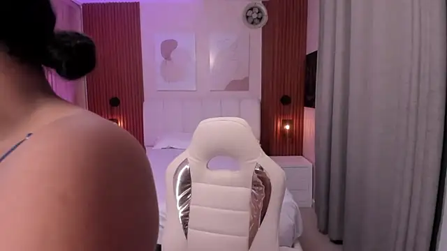 Snapshot of Leah_Sweetie chatting on 10.04.25 Leah Sweetie online show from 10.04.25