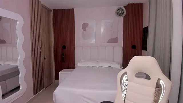 Snapshot of Leah_Sweetie chatting on 10.08.25 Leah Sweetie online show from 10.08.25