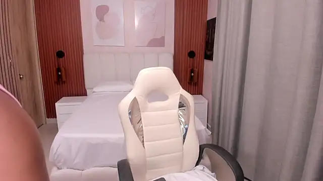 Snapshot of Leah_Sweetie chatting on 10.29.25 Leah Sweetie online show from 10.29.25