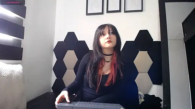 Maki Zein online show from 02.21.25