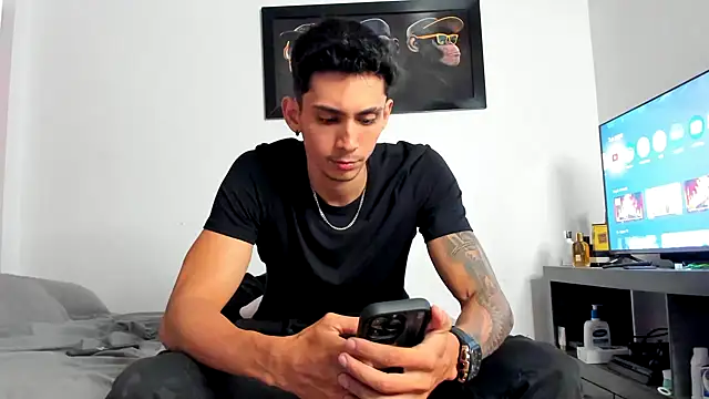 Snapshot of OliverBennet chatting on 10.04.25 OliverBennet online show from 10.04.25