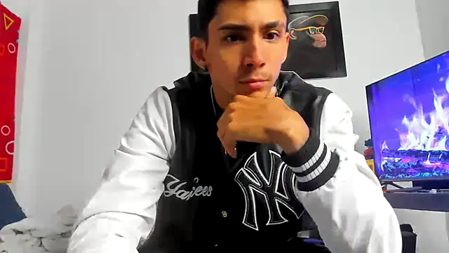 Snapshot of OliverBennet chatting on 10.10.25 OliverBennet online show from 10.10.25