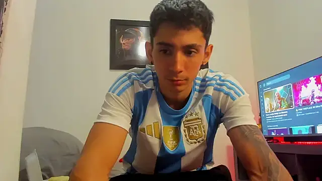 Snapshot of OliverBennet chatting on 10.19.25 OliverBennet online show from 10.19.25