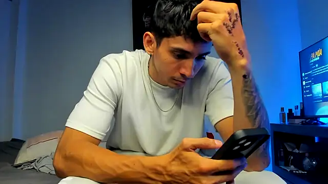 Snapshot of OliverBennet chatting on 10.20.25 OliverBennet online show from 10.20.25