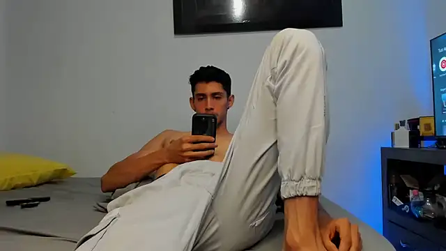 Snapshot of OliverBennet chatting on 10.25.25 OliverBennet online show from 10.25.25