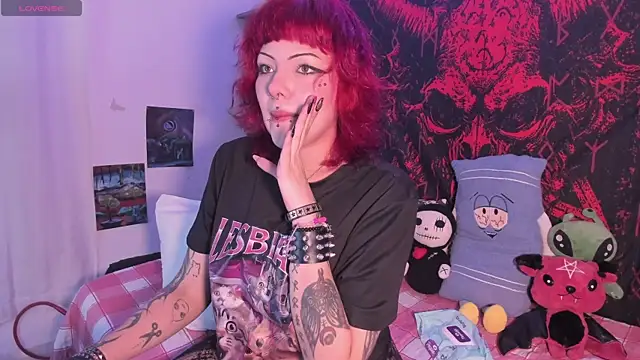 Snapshot of Sarah-Stoner chatting on 04.25.26 Sarah-Stoner online show from 04.25.26