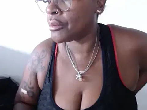 Snapshot of loretybig chatting on 02.19.25 loretybig online show from 02.19.25