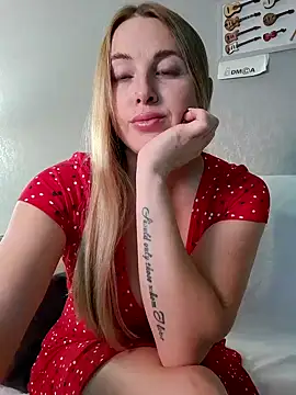 Snapshot of Cute_Hot_Alice chatting on 12.17.24 Cute Hot Alice online show from 12.17.24