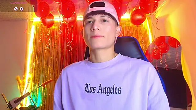 Snapshot of bryamer_19 chatting on 09.27.25 bryamer 19 online show from 09.27.25