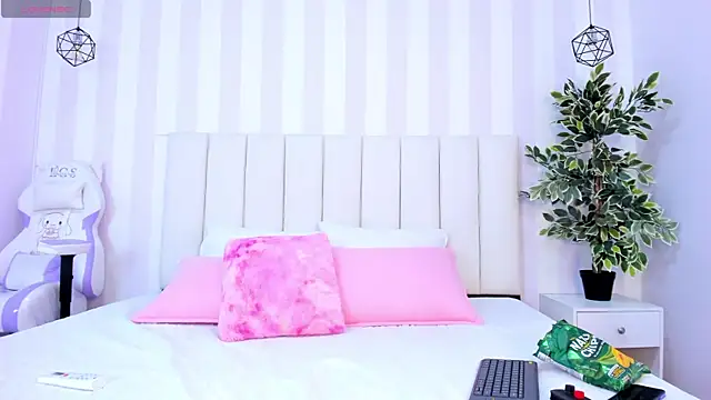 Snapshot of Agata_clark chatting on 12.15.24 Agata clark online show from 12.15.24