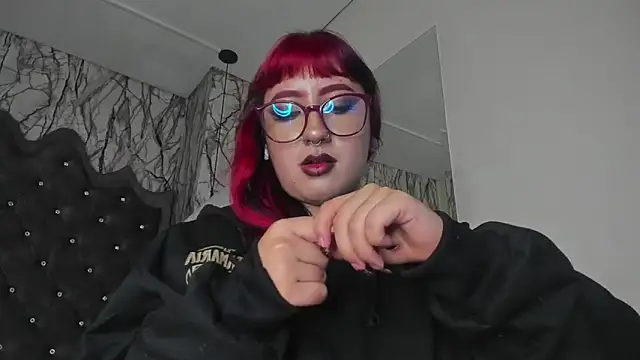 Snapshot of larissa01_ chatting on 12.31.24 larissa01 online show from 12.31.24