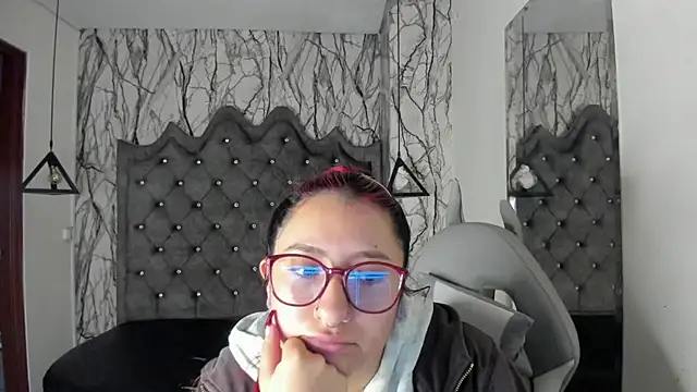 Snapshot of larissa01_ chatting on 01.11.25 larissa01 online show from 01.11.25