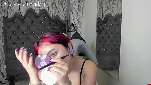 Snapshot of larissa01_ chatting on 01.19.25 larissa01 online show from 01.19.25