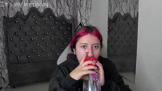 Snapshot of larissa01_ chatting on 01.22.25 larissa01 online show from 01.22.25