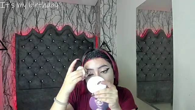 Snapshot of larissa01_ chatting on 01.28.25 larissa01 online show from 01.28.25