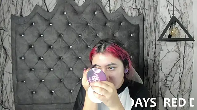 Snapshot of larissa01_ chatting on 02.05.25 larissa01 online show from 02.05.25