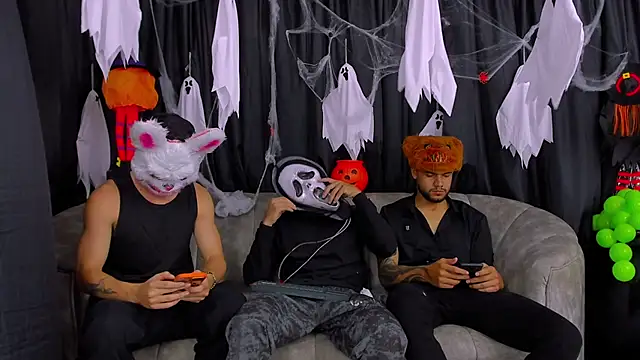 Snapshot of hot_day chatting on 10.31.25 hot day online show from 10.31.25