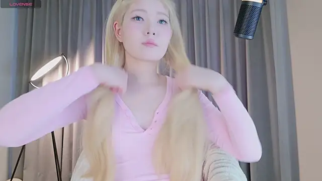 Snapshot of KitayamaChu chatting on 02.04.25 KitayamaChu online show from 02.04.25