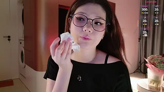 Snapshot of KitayamaChu chatting on 09.21.25 KitayamaChu online show from 09.21.25