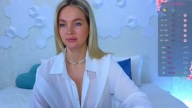 Snapshot of Lynna_Sparks chatting on 10.02.25 Lynna Sparks online show from 10.02.25