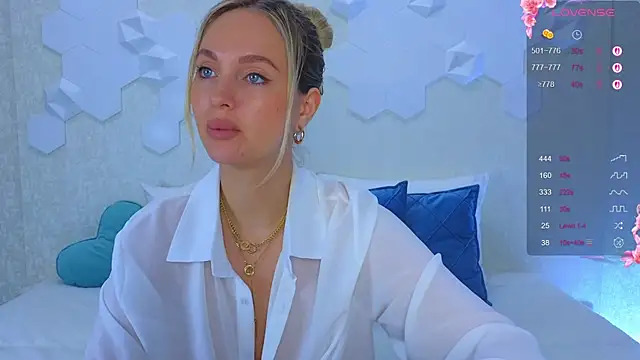 Snapshot of Lynna_Sparks chatting on 10.07.25 Lynna Sparks online show from 10.07.25