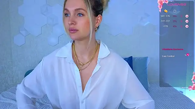 Snapshot of Lynna_Sparks chatting on 11.01.25 Lynna Sparks online show from 11.01.25