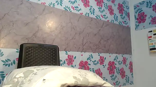 Snapshot of KristalTsXXX chatting on 10.11.25 KristalTsXXX online show from 10.11.25