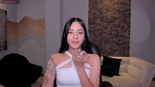 HannahJamesX online show from 02.25.25