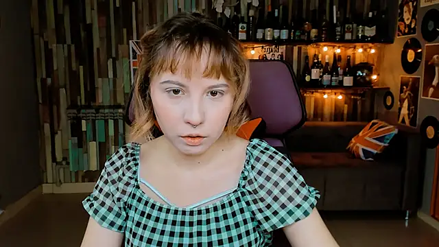 Snapshot of JasmineMilko chatting on 10.10.25 JasmineMilko online show from 10.10.25