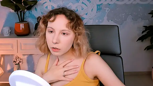 Snapshot of JasmineMilko chatting on 10.20.25 JasmineMilko online show from 10.20.25