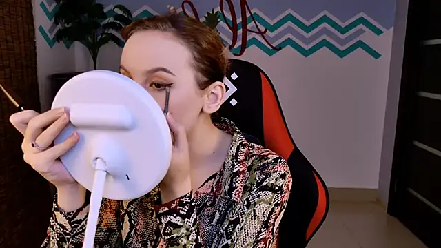 Snapshot of JasmineMilko chatting on 10.21.25 JasmineMilko online show from 10.21.25