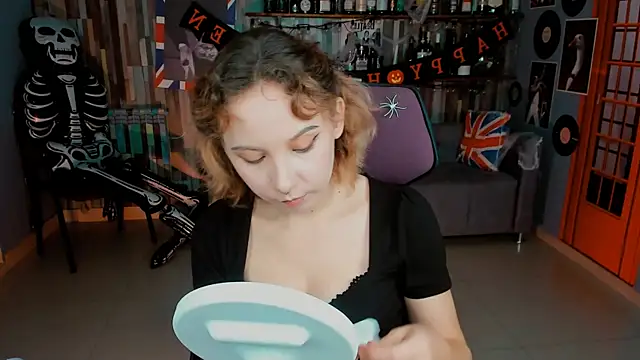 Snapshot of JasmineMilko chatting on 10.22.25 JasmineMilko online show from 10.22.25