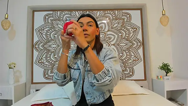 Snapshot of Maiskeen_Zamara chatting on 12.10.24 Maiskeen Zamara online show from 12.10.24