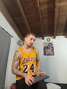 Valentino Xander online show from 11.07.25