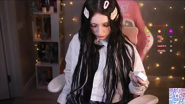 Snapshot of hikmurr chatting on 11.01.25 hikmurr online show from 11.01.25